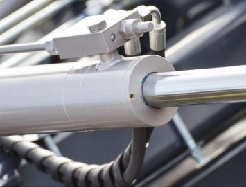 Quando escolher um atuador linear hidráulico em vez de elétrico?